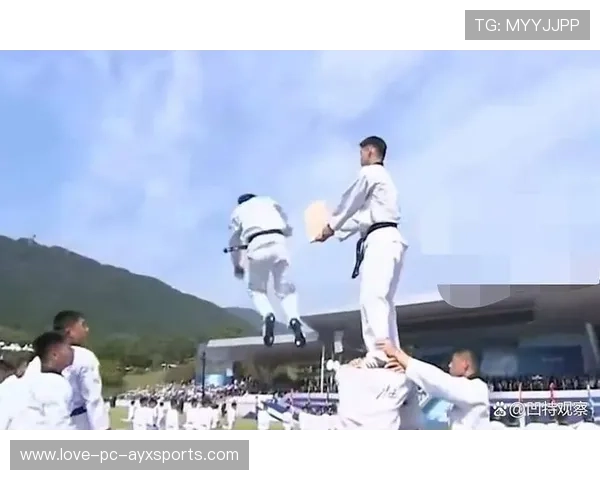 跆拳道选手飞踢太高踢掉灯 跆拳道选手飞踢太高踢掉灯