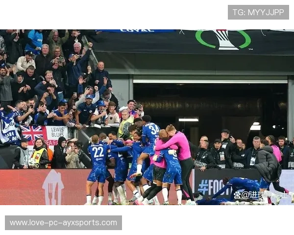 切尔西禁区内补射连中两球展现强大终结力